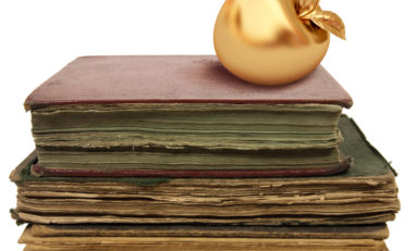 Kinetic Credit Union presents Golden Apple award to local 2nd grade teacher