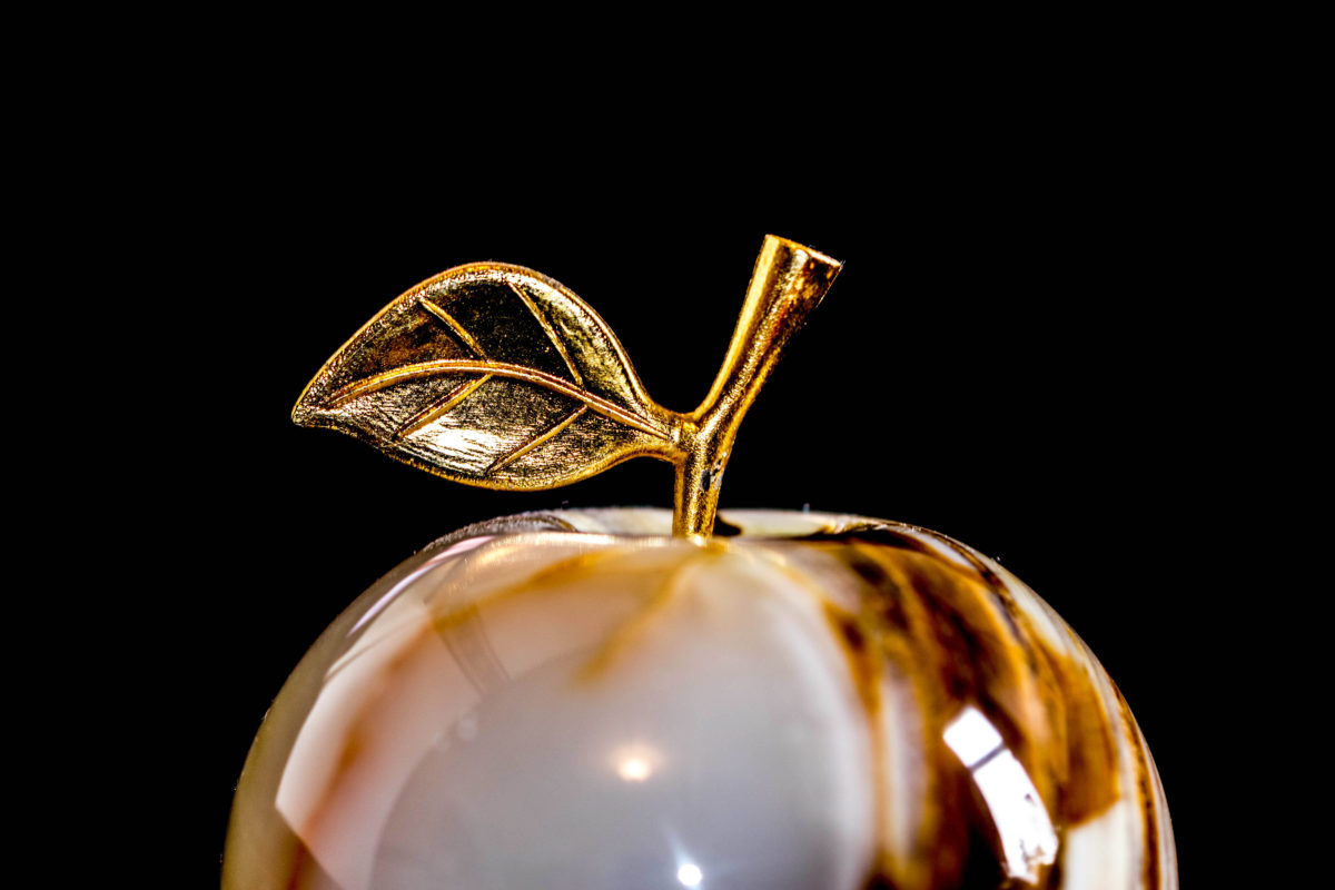 Kinetic Credit Union delivers ‘Golden Apple’ to local teacher