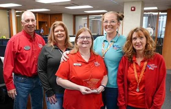 Yvonne McCarter Receives  Eglin Federal Credit Union’s 5-Star Employee Award for the 4th Quarter